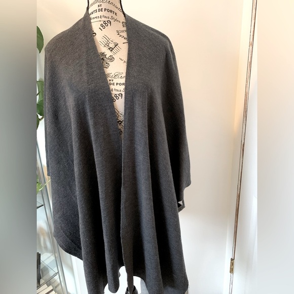 ARITZIA BABATON Wrap/Shawl - Picture 6 of 8